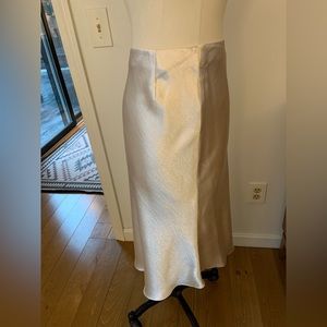 Banana Republic skirt. Size 0. Soft pink. Silky.